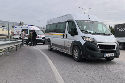 Servis minibüsünün çarptığı yaşlı adam ağır yaralandı