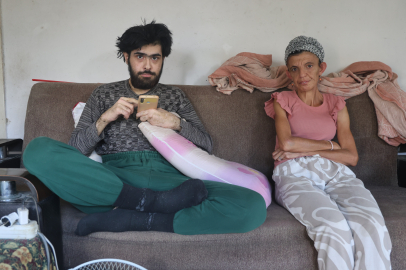 Eve ve sanal dünyaya bağımlı hale gelen genç, annesine acı çektiriyor