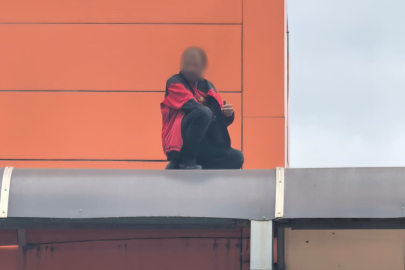 İnegöl’de dram son anda önledi: Bunalıma giren adam polis tarafından indirildi