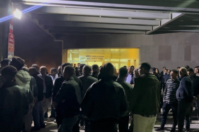 Bursa’da göçük altında hayatını kaybeden iki kardeşin yakınları hastaneye akın etti