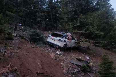 Dağ yolunda otomobil uçuruma yuvarlandı: 2 ölü