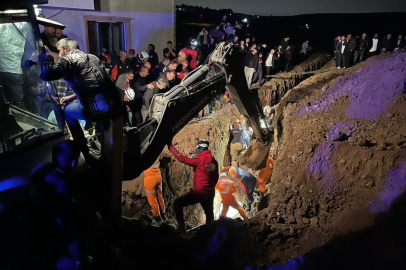 Kanalizasyon çukuru kazarken göçük altında kalan iki kardeş toprağa verildi