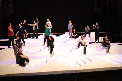 Nilüfer Kent Tiyatrosu iftiharla sunar: 'Lüküs Hayat'