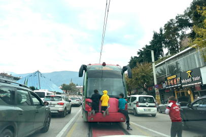 Tramvayın arkasında ölümle dans ettiler!