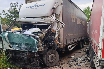 2 kamyon kafa kafaya çarpıştı! Bir sürücü kabinde sıkıştı