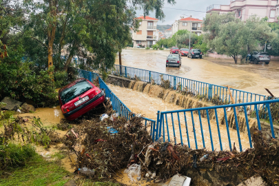 Foça 1 saat süren yağmurun ardından sular altında kaldı