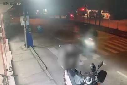 Motosikletli kuryenin çarptığı yaşlı adam kanlar içinde yere yığıldı