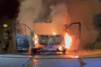 Gözleri önünde minibüs alev alev yandı