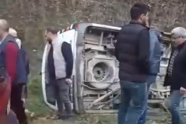 Bursa'da yolcu minibüsü devrildi! Çok sayıda yaralı var