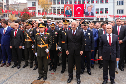 Bursa Valisi Ayyıldız: "Cumhuriyetin 102. kuruluş yıl dönümünü coşku ve gururla yaşıyoruz"