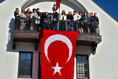 Kosovalı 102 kadın, Türkiye Cumhuriyeti'nin kuruluşunun 102. yıldönümü için bayrak ördü