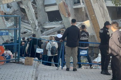 Gebze'de çöken binanın enkazında inceleme yapılıyor