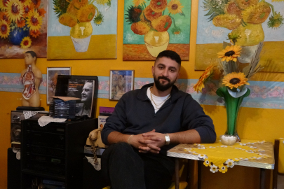 Kolilerde bekleyen eşyalarla müze gibi kafe kurdu