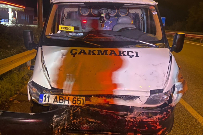 Çekici kamyonet, ticari araca çarptı : 2 ölü