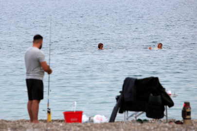 Antalya'da kasım ayında denize girmenin keyfini çıkardılar