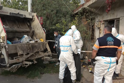 Ağır kokuların yükseldiği evden 2 kamyon çöp çıktı
