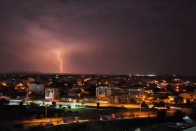 Bursa'da şimşekler geceyi gündüze çevirdi