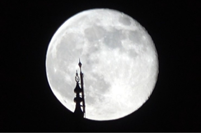 Şişkin ay görsel şölen sundu