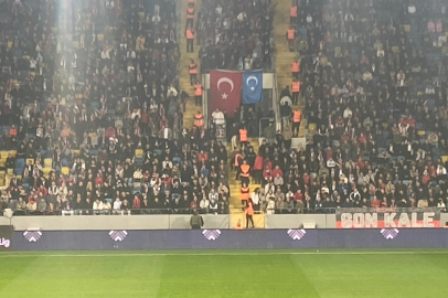 Gençlerbirliği taraftarları tribüne Doğu Türkistan bayrağı astı