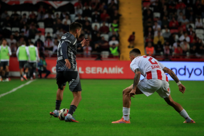 Beşiktaş, Antalyaspor'u 3 golle devirdi