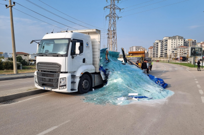 Kamyon kasasındaki tonlarca cam yola saçıldı!