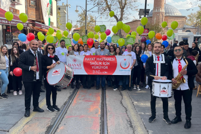 Sağlık çalışanları diyabete dikkat çekerek yeşil balonları gökyüzüne saldı