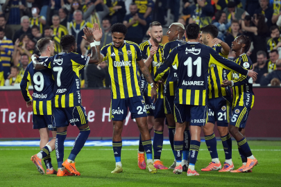 Fenerbahçe, liderle arasında puan farkını 1'e indirdi