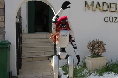 Osmangazi'deki bir güzellik salonunda robot işçi çalışıyor
