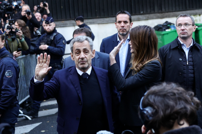 Eski Fransa Cumhurbaşkanı Sarkozy adli kontrol şartıyla serbest bırakıldı