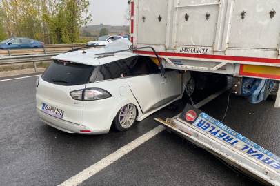 Otomobil tırın altına girdi, 1'i ağır 3 kişi yaralandı