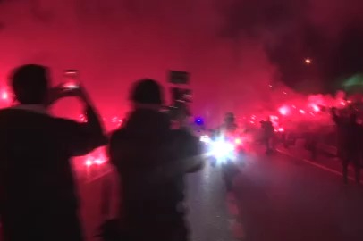 A Milli Futbol Takımı, meşaleler eşliğinde stada girdi