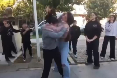 Ortaokullu kızlar birbirine girdi, arkadaşları ayırmak yerine video çekti