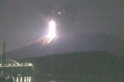 Japonya'da Sakurajima Yanardağı patladı!