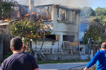 Bursa'da bir ev küle döndü, yanındaki bina hasar gördü