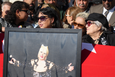 Ünlü sanatçı Muazzez Abacı son yolculuğuna uğurlandı