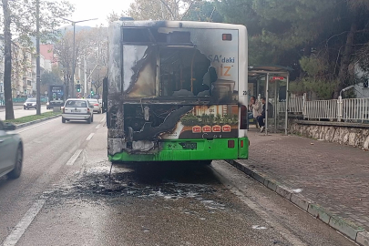 Otobüsün motor kısmı küle döndü, yolcular büyük panik yaşadı