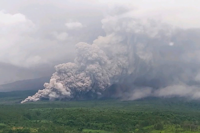 Endonezya'da Semeru Yanardağı patladı