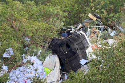 Uçuruma yuvarlanan tırda 2 ölü!