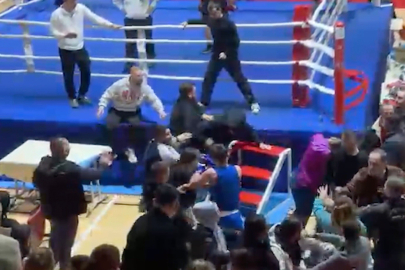 Boks turnuvasında kavga ring dışına taştı, yumruklar havada uçuştu