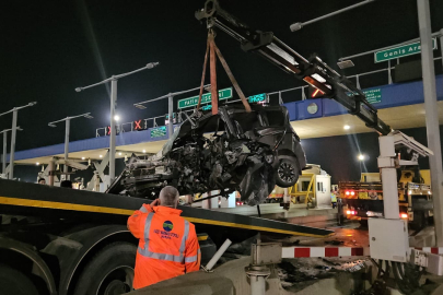 Kuzey Marmara Otoyolu’nda feci kaza: Otomobil gişeye girdi!