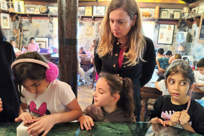 Öğrenciler kestane şekeri üretimini yerinde gözlemledi