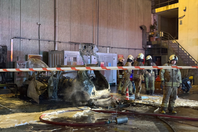 Şarjda olan elektrikli araç alev alarak patladı