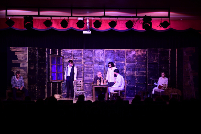 Osmangazi’de tiyatro gecesi: “Duvarların Ötesi” sahnede