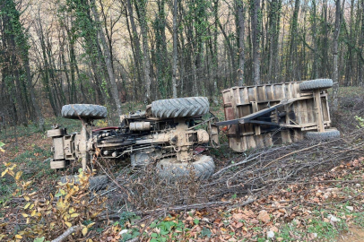 Kontrolden çıkan traktör devrildi