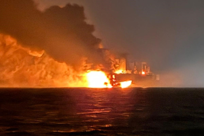 Yangın çıkan gemideki 25 kişi tahliye edildi: Yanan gemi görüntülendi