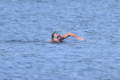 Yüzmek için göle girdi sahil güvenlik engel oldu