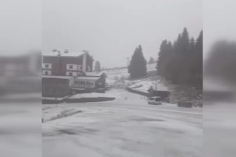 Uludağ'da, beklenen kar yağışı başladı.