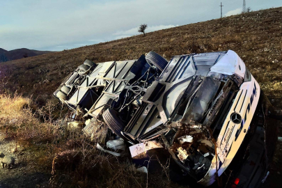 Yolcu otobüsü devrildi: Ölü ve yaralılar var!