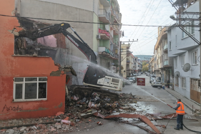 Gemlik'te metruk bina temizliği devam ediyor