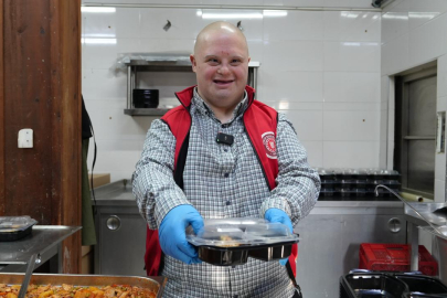 Gürsu’nun gülen yüzü Mesut yemek dağıtımında